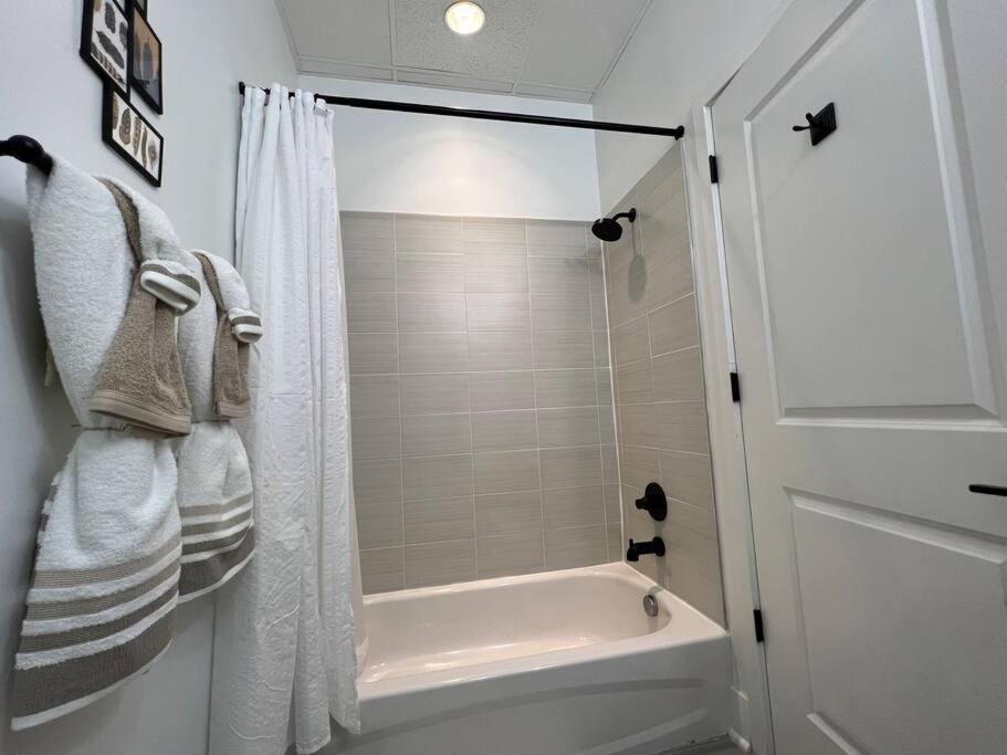 Cozy, High Rise, Large Studio Facing Downtown . Baltimore Exterior photo
